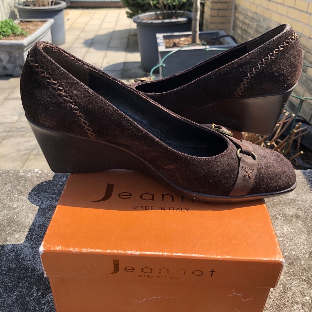 LIKE NEW! Chocolate Brown Suede with Brass Wedge women’s Shoes - size 7.5.